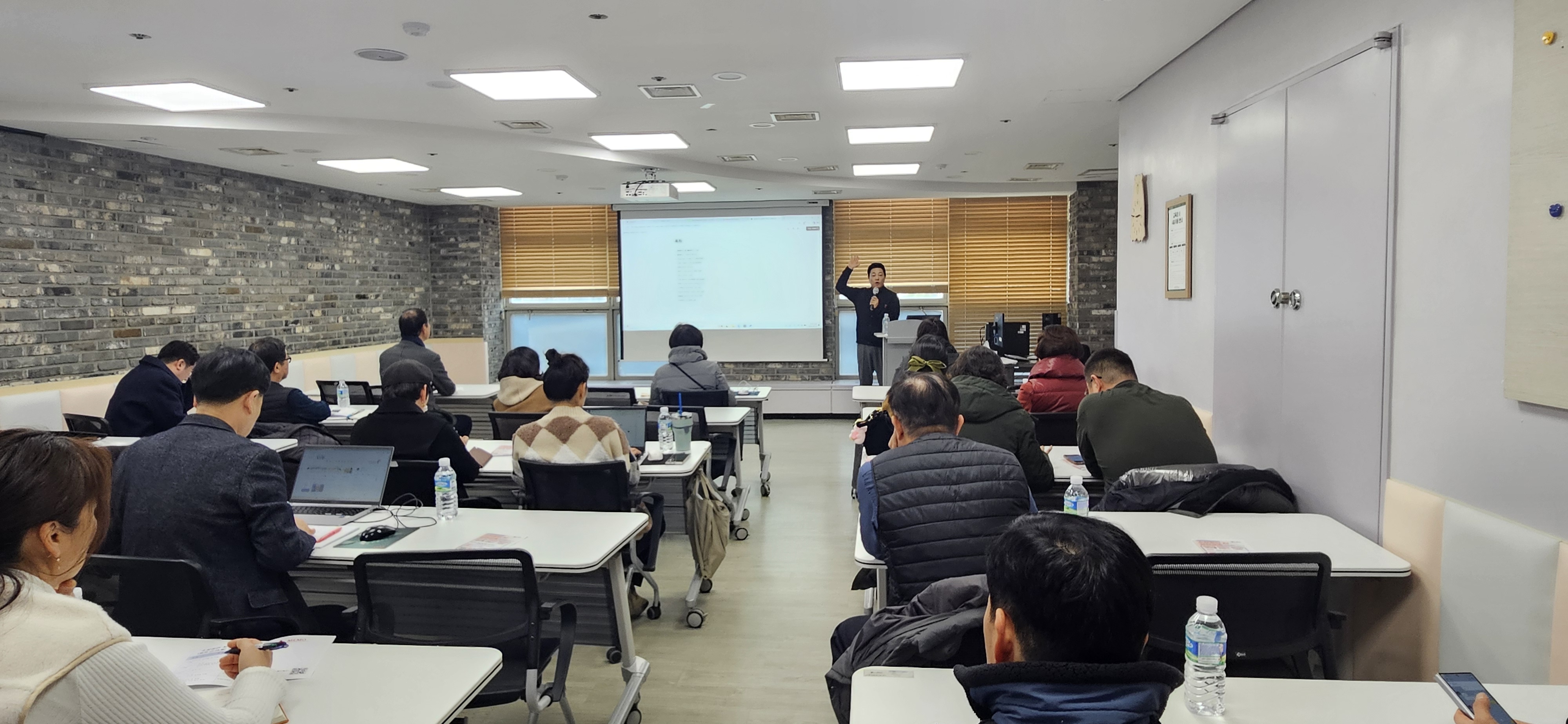 연수구는 지난 23일 관내 소상공인과 예비 창업자를 대상으로 소상공인 AI 활용 지원 교육을 실시했다